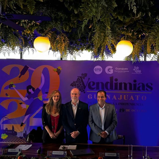 Un gusto recibir al los embajadores del gobierno de Guanajuato para presentar las vendimias de este año!!! Buen vino y queso para esta tarde lluviosa ❤️ 🍷 🧀 #vendimiasguanajuato #wine #planner #evento #eventocorporativo #prensa #vino