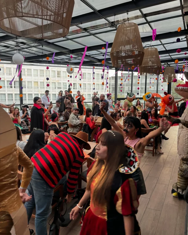 Risas, baile y mucha energía.
En Terraza Central Roma, los peques tomaron el control (con papás de cómplices). 🎉🕺👨‍👩‍👧‍👦
Un evento lleno de alegría y botargas imparables. 🎈

#DomingoFamiliar #TerrazaCentralRoma #DiversiónEnFamilia #Terraza #coloniaRoma #Terrazacdmx